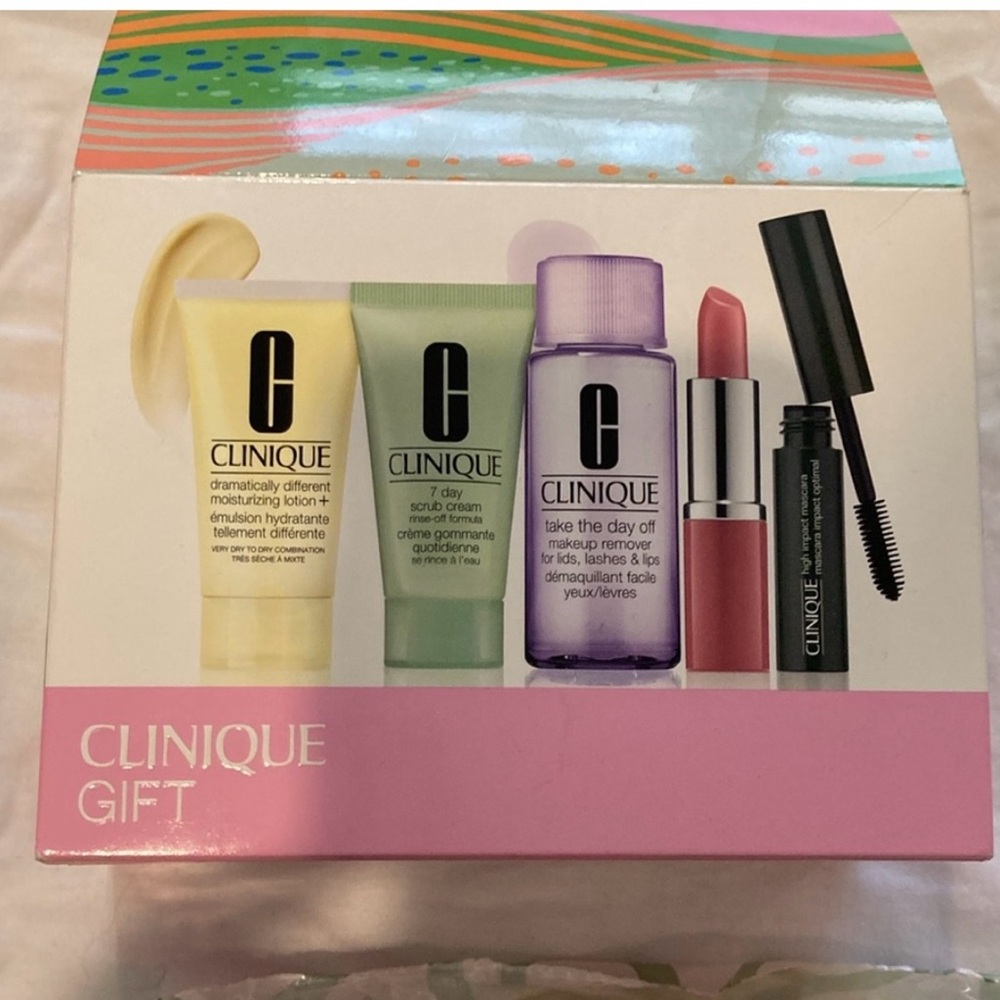 Clinique Bonus Makeup Bundle - Picture 4 of 5